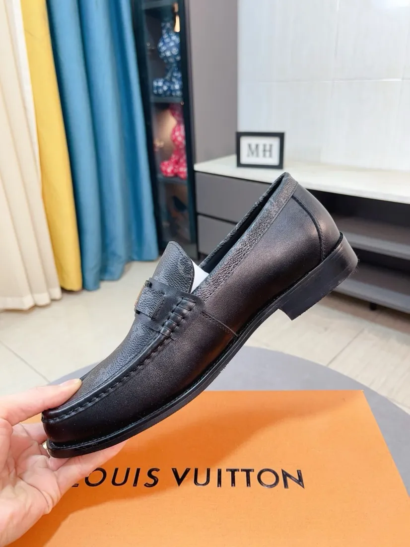 Men's Men's Shoes 💰458🌹🌹Niuli [LV] Louis Vuitton's new open-edge pigskin shoes are the most popular classic. Synchronized with the official website, the upper adopts Italian imported upper embossing➕comfortable cowhide lining, fashionable atmosphere, unique brand and unique craftsmanship. Highlighting the hot style of the new year. Stop hesitating, stop wandering, get it now. Code number: 38--44